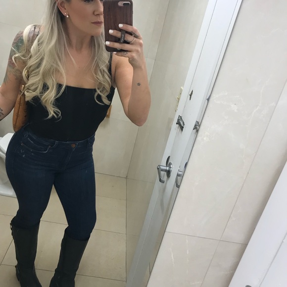 MEET YOUR POSHER 🌺👛🛍🎀 - Picture 2 of 4